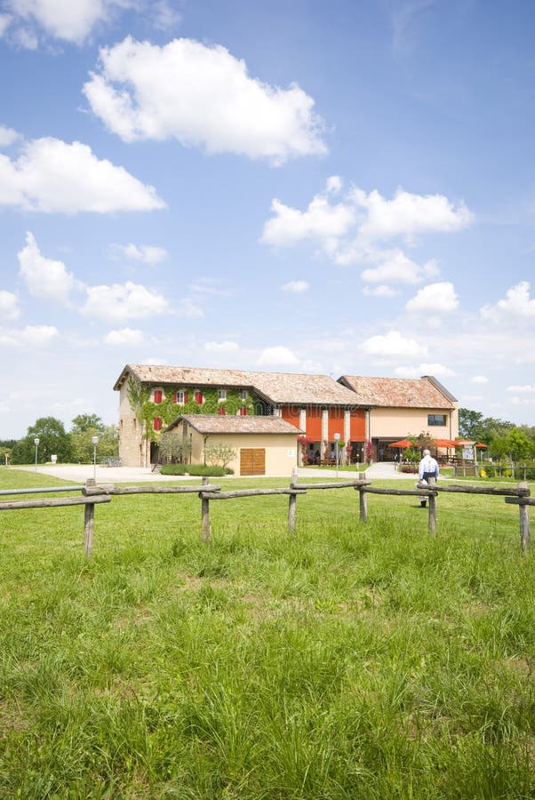 La casa dell'azienda agricola con erba verde