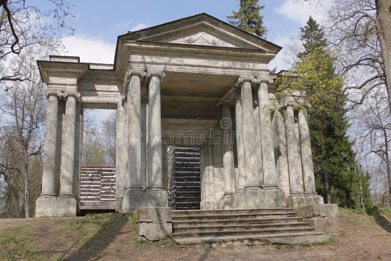 La casa della betulla e la maschera portale in Gatcina, R immagini stock libere da diritti La casa della betulla e la maschera portale in Gatcina, R immagini stock libere da diritti