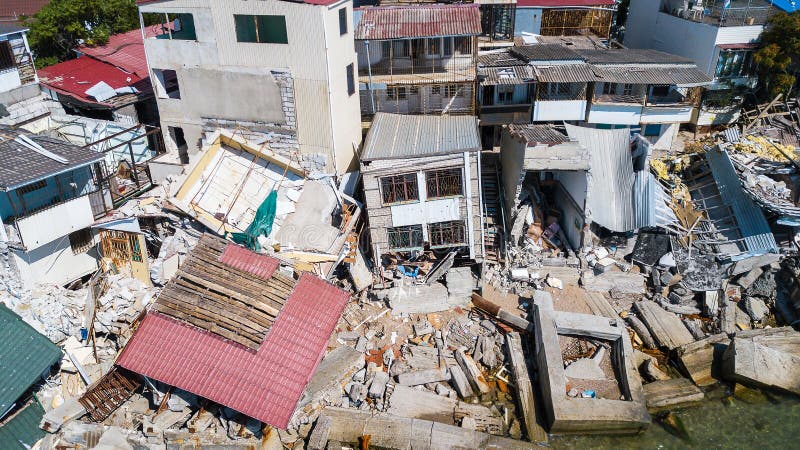 La casa destruida después del terremoto en la costa