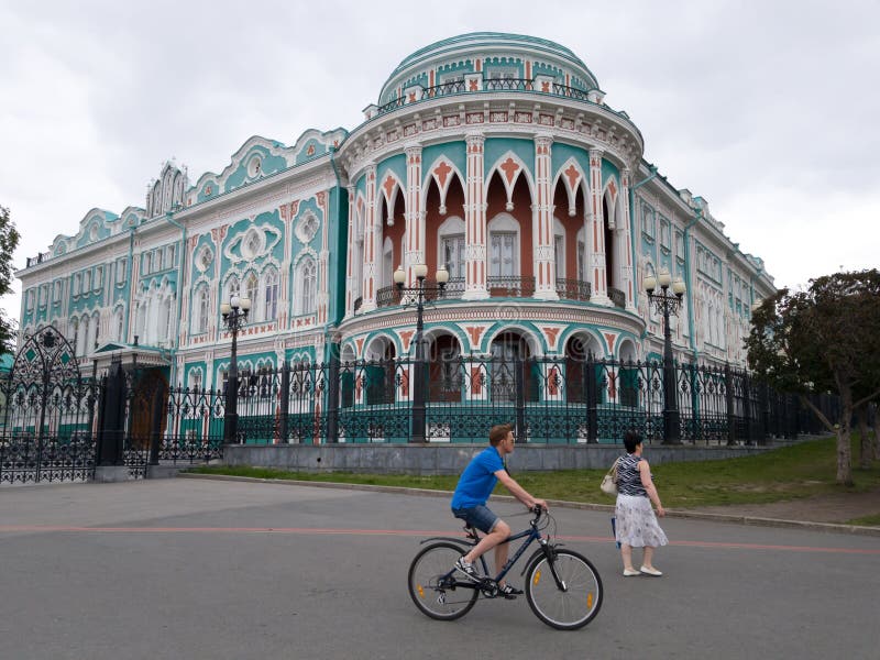 La casa di Sevastyanov a Ekaterinburg e passanti vicino Centro urbano fotografia stock La casa di Sevastyanov a Ekaterinburg e passanti vicino Centro urbano fotografia stock
