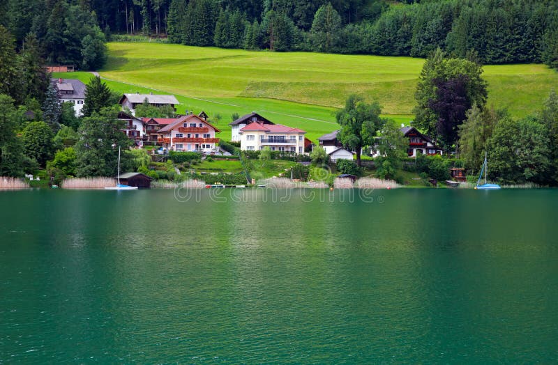 La Casa Hermosa En El Lago Austria Imagen de archivo - Imagen de