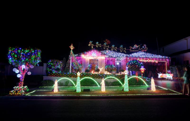 La casa magica del paese delle meraviglie di Natale colorata ha condotto la decorazione delle luci fotografia stock libera da diritti La casa magica del paese delle meraviglie di Natale colorata ha condotto la decorazione delle luci fotografia stock libera da diritti