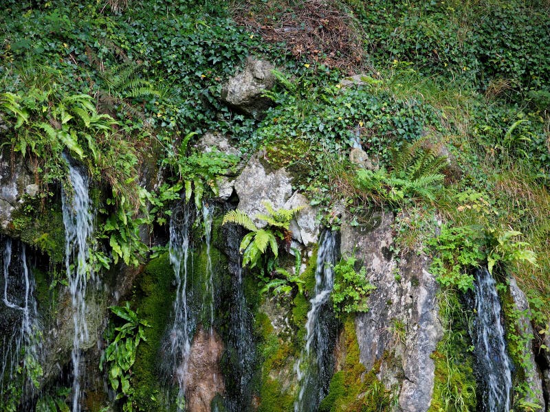 La cascada en el castillo de la lisonja pone a tierra Irlanda imagenes de archivo La cascada en el castillo de la lisonja pone a tierra Irlanda imagenes de archivo