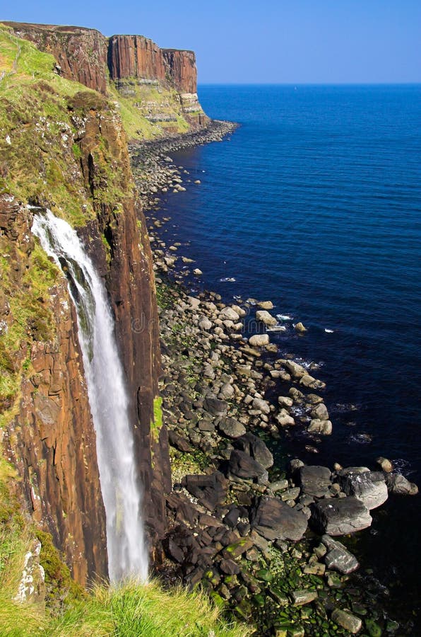 La cascada y la costa costa en la falda escocesa oscilan, isla de Skye, Escocia fotos de archivo libres de regalías La cascada y la costa costa en la falda escocesa oscilan, isla de Skye, Escocia fotos de archivo libres de regalías