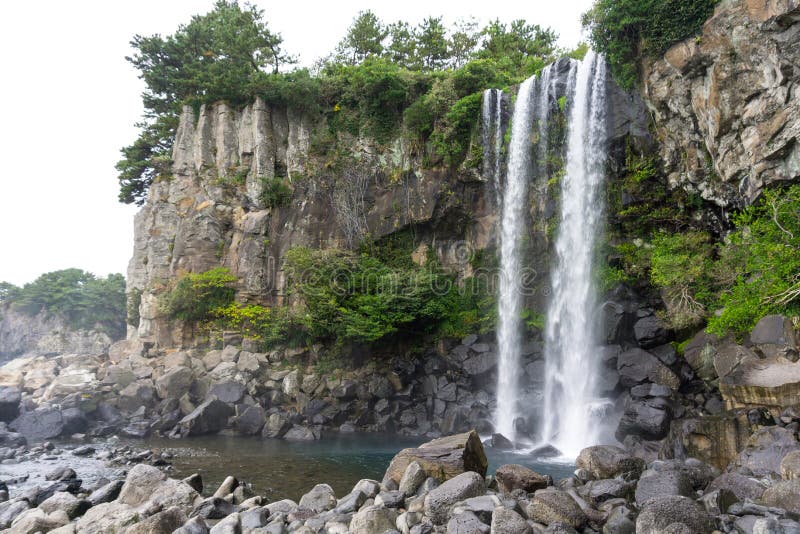 La cascade de Jeongbang est la seule cascade d'Asie qui tombe directement dans l'océan Jeju, Corée du Sud photos stock La cascade de Jeongbang est la seule cascade d'Asie qui tombe directement dans l'océan Jeju, Corée du Sud photos stock