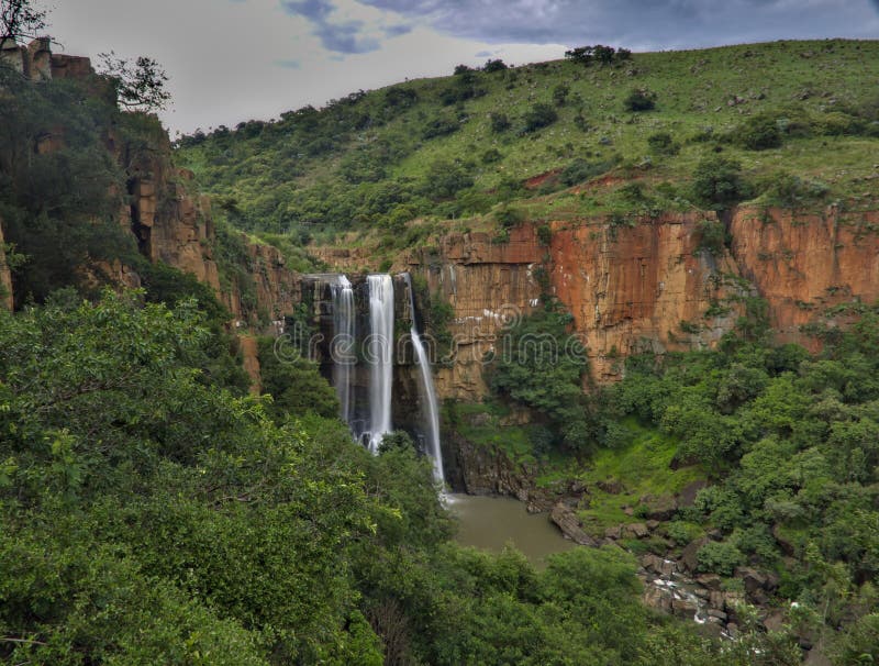 La cascade en Afrique du Sud a entouré par les falaises rouges photographie stock La cascade en Afrique du Sud a entouré par les falaises rouges photographie stock