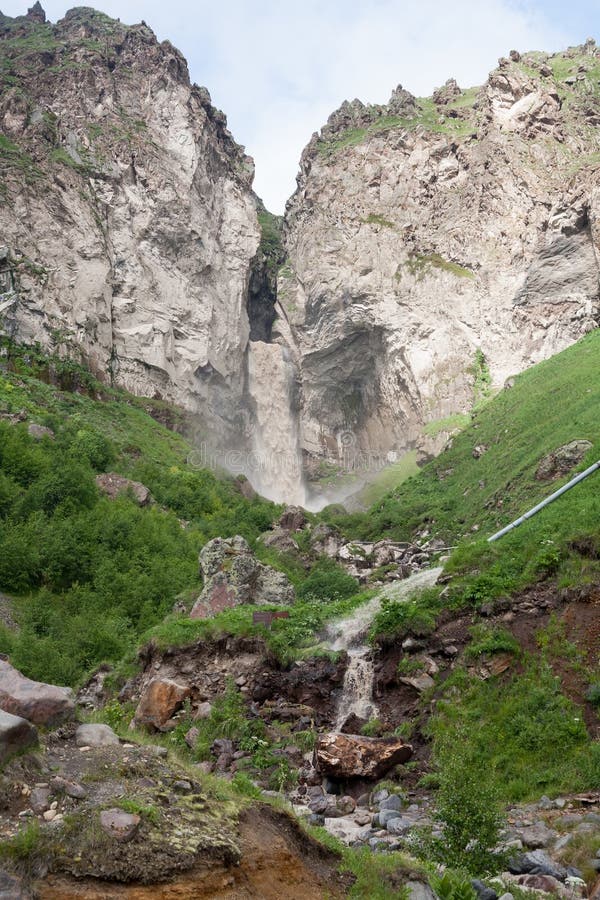 La cascata Sultan In The Elbrus Region Caucaso del nord, paesaggio della Russia fotografie stock libere da diritti La cascata Sultan In The Elbrus Region Caucaso del nord, paesaggio della Russia fotografie stock libere da diritti