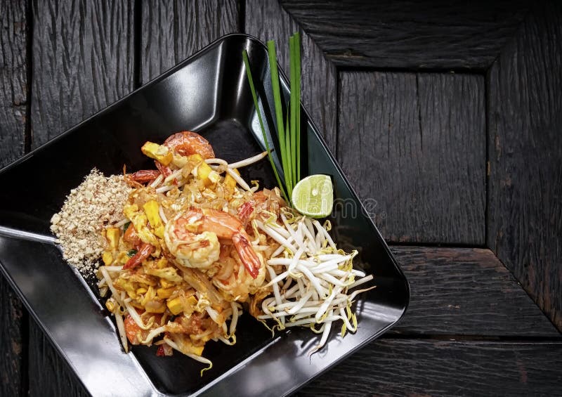 La casserole dénommée thaïlandaise de ` thaïlandais de protection de ` a fait frire des nouilles avec la crevette photographie stock La casserole dénommée thaïlandaise de ` thaïlandais de protection de ` a fait frire des nouilles avec la crevette photographie stock
