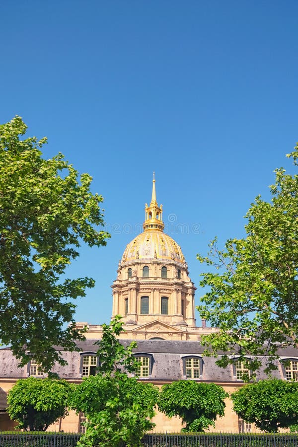 La catedral de Invalids en día de primavera soleado Lugares y destinos turísticos famosos del viaje en París