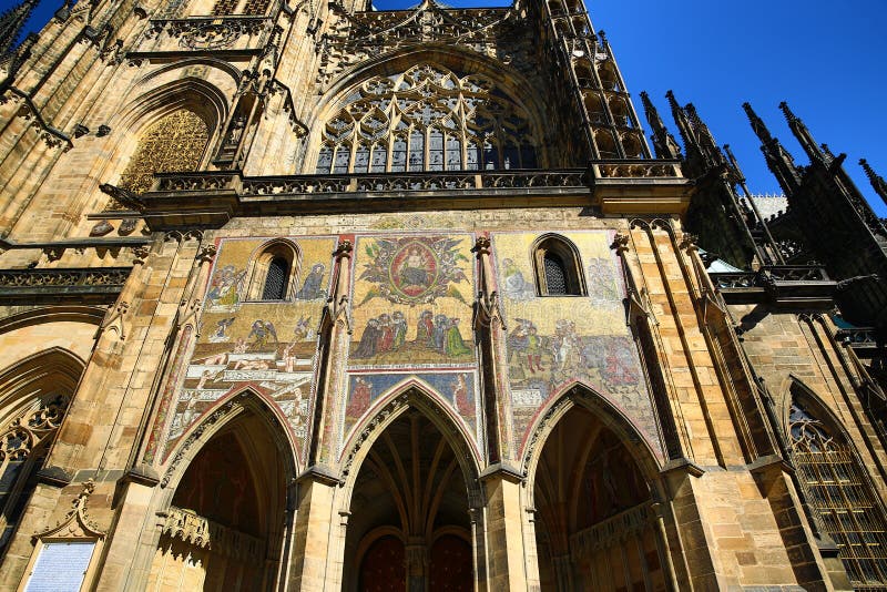 La catedral metropolitana de los santos Vitus, Wenceslaus y Adalbert, Praga, República Checa foto de archivo La catedral metropolitana de los santos Vitus, Wenceslaus y Adalbert, Praga, República Checa foto de archivo