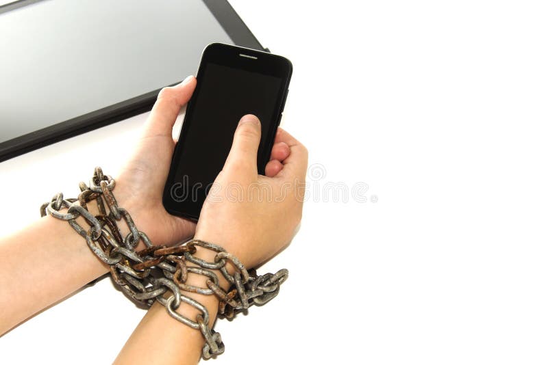 La catena del ferro lega insieme le mani e lo smartphone - concetto di dipendenza del telefono cellulare
