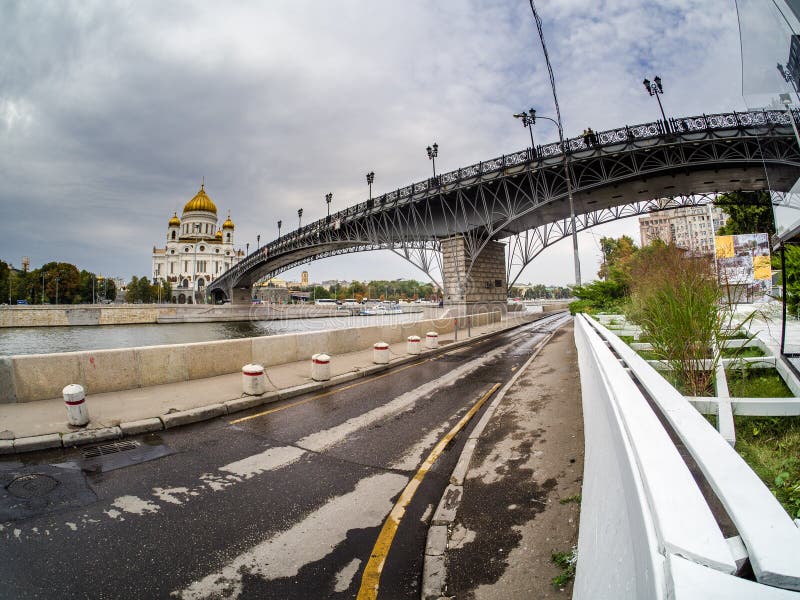 La cathédrale du Christ le sauveur et le Patriarshy jettent un pont sur photographie stock La cathédrale du Christ le sauveur et le Patriarshy jettent un pont sur photographie stock