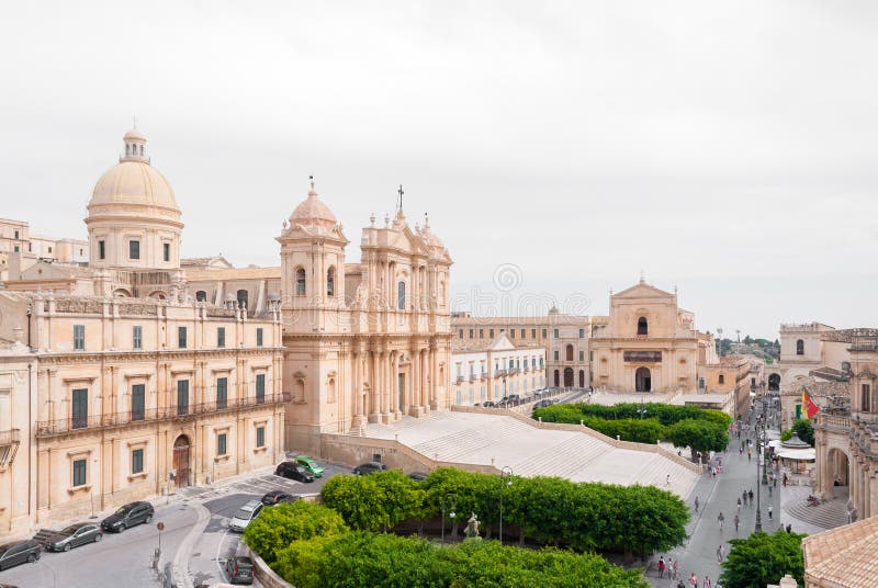 La cattedrale barrocco di Noto e la via principale della città fotografia stock La cattedrale barrocco di Noto e la via principale della città fotografia stock