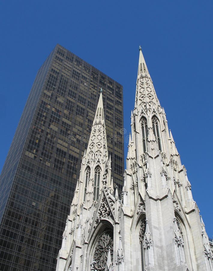La cattedrale della st Patrick contrappone con un grattacielo moderno