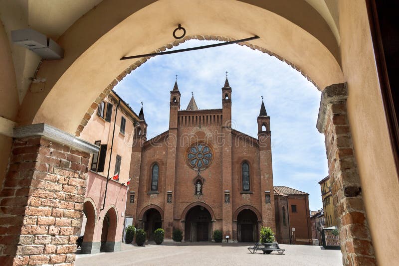 Alba, Cuneo, Italia Duomo Di San Lorenzo (cattedrale) Fotografia Stock - Immagine di portale, turismo: 52752390