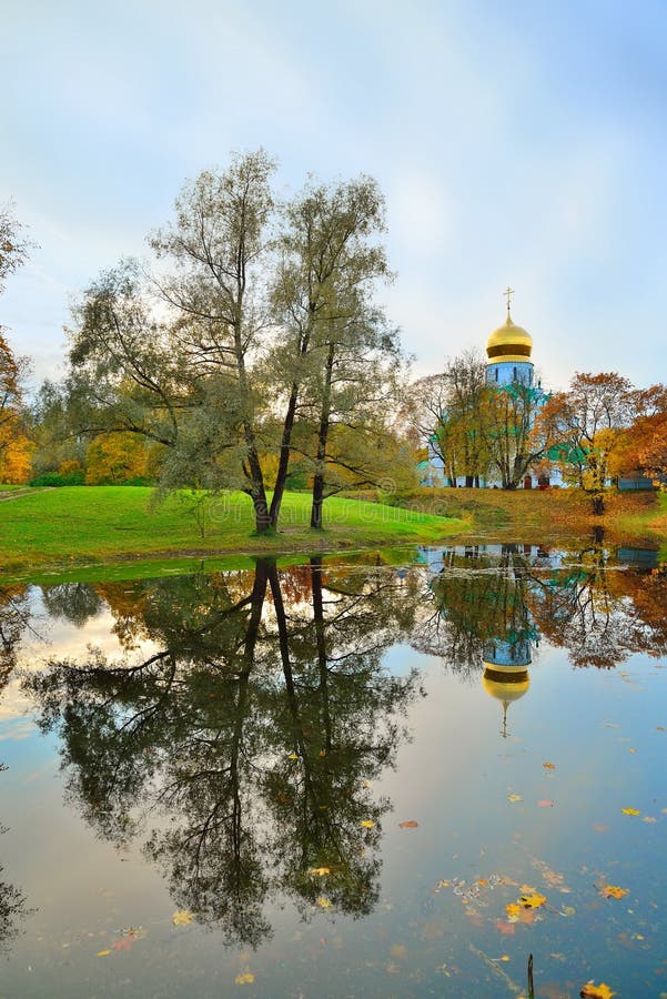 La cattedrale di Fedorovsky e l'autunno di Alexander Park sono riflessi immagini stock libere da diritti La cattedrale di Fedorovsky e l'autunno di Alexander Park sono riflessi immagini stock libere da diritti