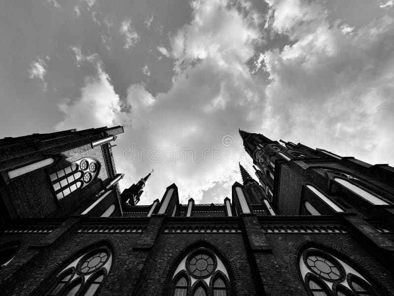 La cattedrale neogothic st florians è la più importante chiesa cattolica sulla riva destra del fiume vistula. fu completamente distrutto dai nazisti e ricostruito dopo la guerra. è uno dei simboli di pragas visibili dall'altro lato del fiume floriaska 3 street.. mentre camminate notate nei santuari di cortile Maria Vergine o gesù cristo.