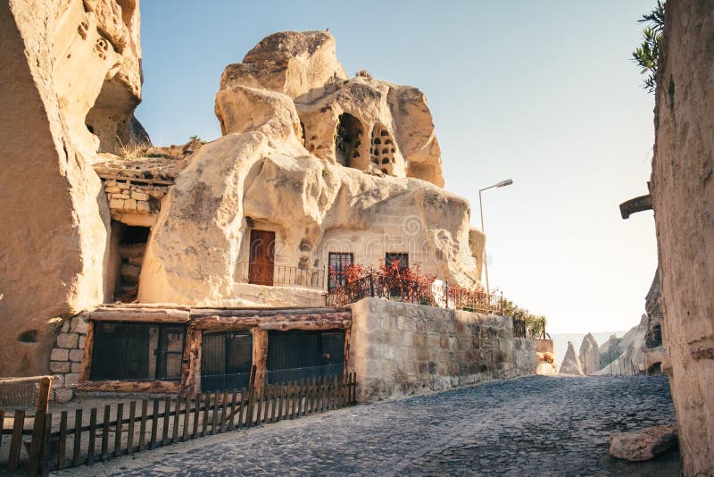 La caverna alloggia il villaggio di Goreme con in Cappadocia, Turchia fotografia stock La caverna alloggia il villaggio di Goreme con in Cappadocia, Turchia fotografia stock