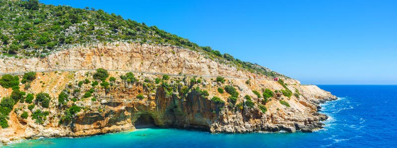 La caverna del mare sulla costa di Kaputas, Turchia immagine stock La caverna del mare sulla costa di Kaputas, Turchia immagine stock