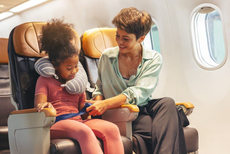 La Ceinture De Sécurité Pour Enfants Est Fixée Par Maman Image stock -  Image du avion, courroie: 245992581