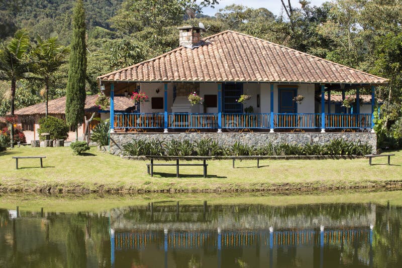 La Ceja, Antioquia/Colombie Vieille Chambre coloniale Architecture traditionnelle colombienne images libres de droits La Ceja, Antioquia/Colombie Vieille Chambre coloniale Architecture traditionnelle colombienne images libres de droits
