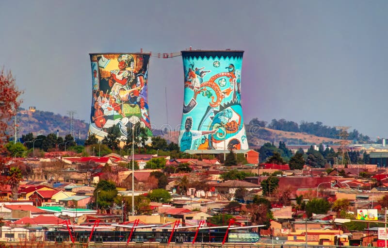 La central eléctrica anterior, torre de enfriamiento, ahora es lugar para el salto BAJO fotografía de archivo libre de regalías La central eléctrica anterior, torre de enfriamiento, ahora es lugar para el salto BAJO fotografía de archivo libre de regalías