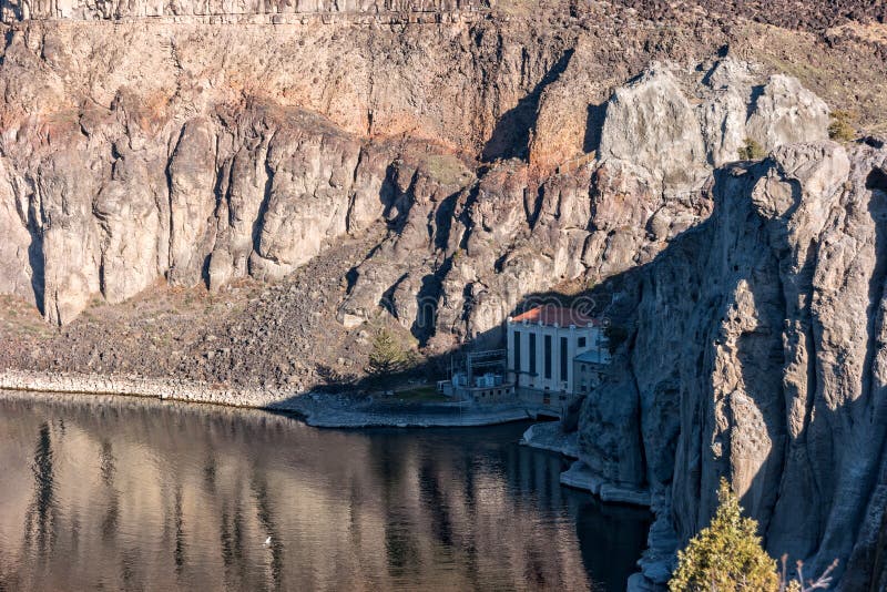 La centrale elettrica di energia idroelettrica a shoshone cade sul fiume Snake fotografia stock libera da diritti La centrale elettrica di energia idroelettrica a shoshone cade sul fiume Snake fotografia stock libera da diritti