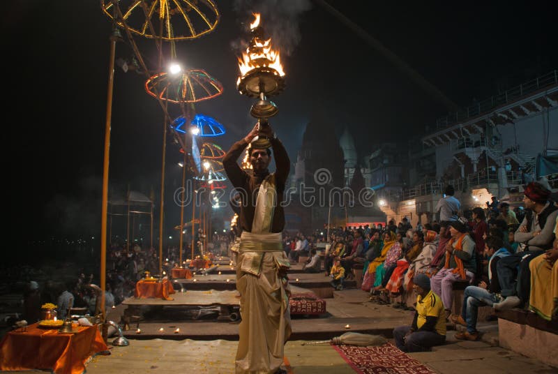 La ceremonia de la puesta del sol, el río Ganges imagen de archivo libre de regalías La ceremonia de la puesta del sol, el río Ganges imagen de archivo libre de regalías