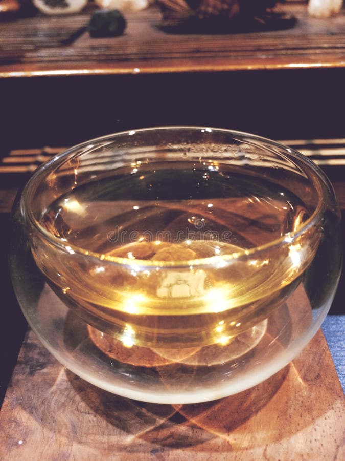 La ceremonia de té, pequeña taza de cristal ligera de té imagen de archivo libre de regalías La ceremonia de té, pequeña taza de cristal ligera de té imagen de archivo libre de regalías