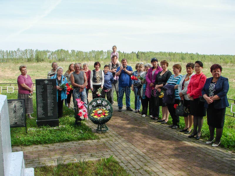 La ceremonia en el sepulcro total en el pueblo de la región de Kaluga (Rusia) en 8 puede 2016 fotografía de archivo libre de regalías La ceremonia en el sepulcro total en el pueblo de la región de Kaluga (Rusia) en 8 puede 2016 fotografía de archivo libre de regalías
