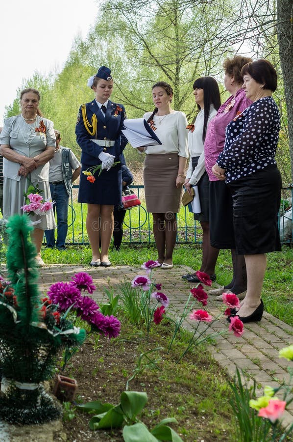 La ceremonia en el sepulcro total en el pueblo de la región de Kaluga (Rusia) en 8 puede 2016 foto de archivo libre de regalías La ceremonia en el sepulcro total en el pueblo de la región de Kaluga (Rusia) en 8 puede 2016 foto de archivo libre de regalías
