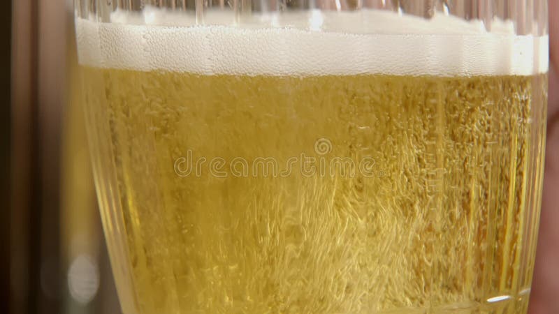 La cerveza fresca y ligera se vierte en la taza de vidrio clásico closeup vista la bebida está llenando la taza