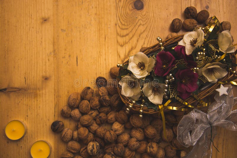 La cesta hecha a mano con las floraciones y el puñado artificiales hermosos de nueces imágenes de archivo libres de regalías La cesta hecha a mano con las floraciones y el puñado artificiales hermosos de nueces imágenes de archivo libres de regalías