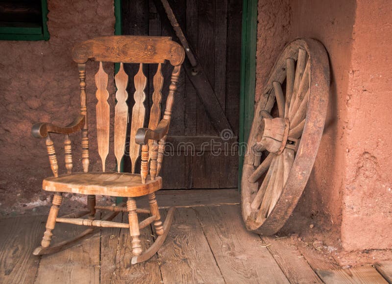 La chaise de basculage et vieux en bois roulent dedans la ville fantôme de calicot aux Etats-Unis photographie stock libre de droits La chaise de basculage et vieux en bois roulent dedans la ville fantôme de calicot aux Etats-Unis photographie stock libre de droits