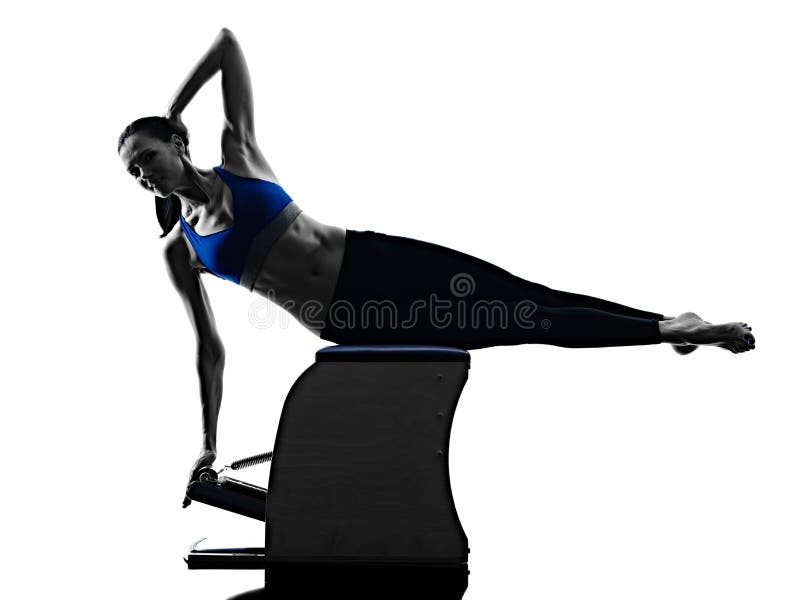 La chaise de pilates de femme exerce la forme physique d'isolement images libres de droits