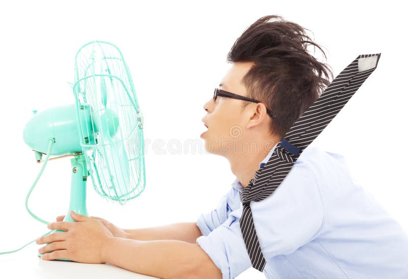 La chaleur d'été, fans d'utilisation d'homme d'affaires à refroidir images stock La chaleur d'été, fans d'utilisation d'homme d'affaires à refroidir images stock