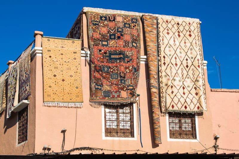 La Chambre avec des tapis font des emplettes à Marrakech, Maroc photo stock La Chambre avec des tapis font des emplettes à Marrakech, Maroc photo stock