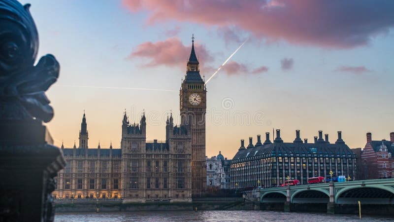 La Chambre du Parlement et le Big Ben à Londres au coucher du soleil image stock La Chambre du Parlement et le Big Ben à Londres au coucher du soleil image stock