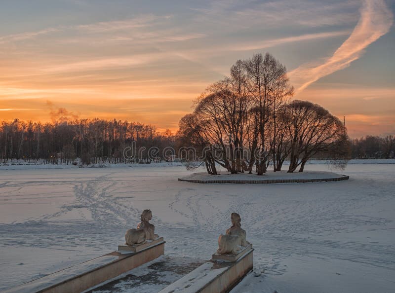 La charca y la isla superiores en Tsaritsyno parquean en la puesta del sol Moscú, Rusia fotos de archivo La charca y la isla superiores en Tsaritsyno parquean en la puesta del sol Moscú, Rusia fotos de archivo
