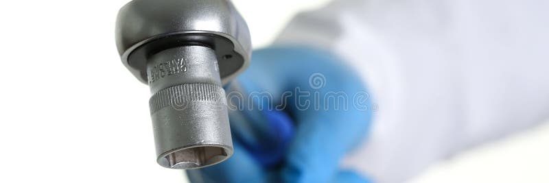 La chiave per la tenuta dell'uomo di riparazione dell'automobile fotografia stock La chiave per la tenuta dell'uomo di riparazione dell'automobile fotografia stock