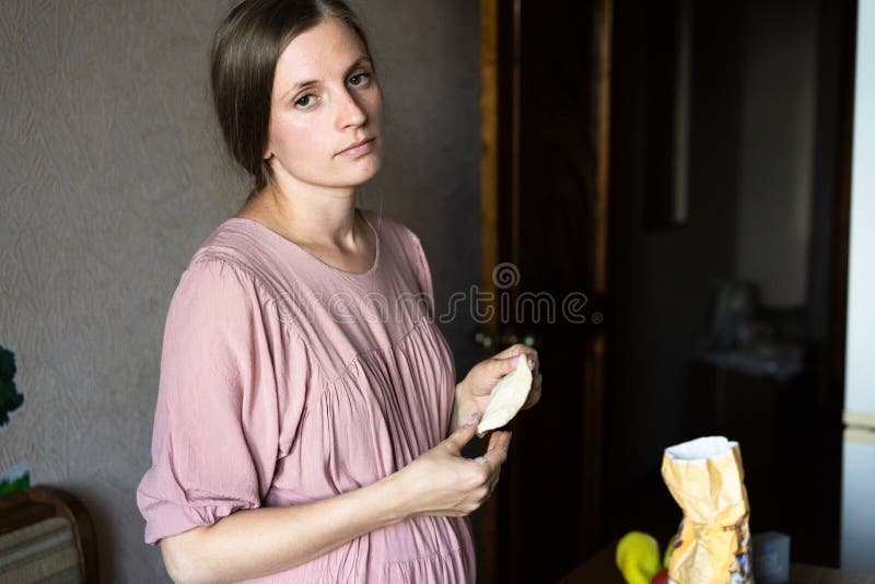 La chica joven hace los pasteles de la pasta foto de archivo La chica joven hace los pasteles de la pasta foto de archivo