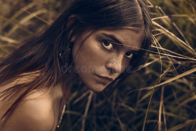 La chica joven linda con las pecas se cierra encima del retrato foto de archivo La chica joven linda con las pecas se cierra encima del retrato foto de archivo