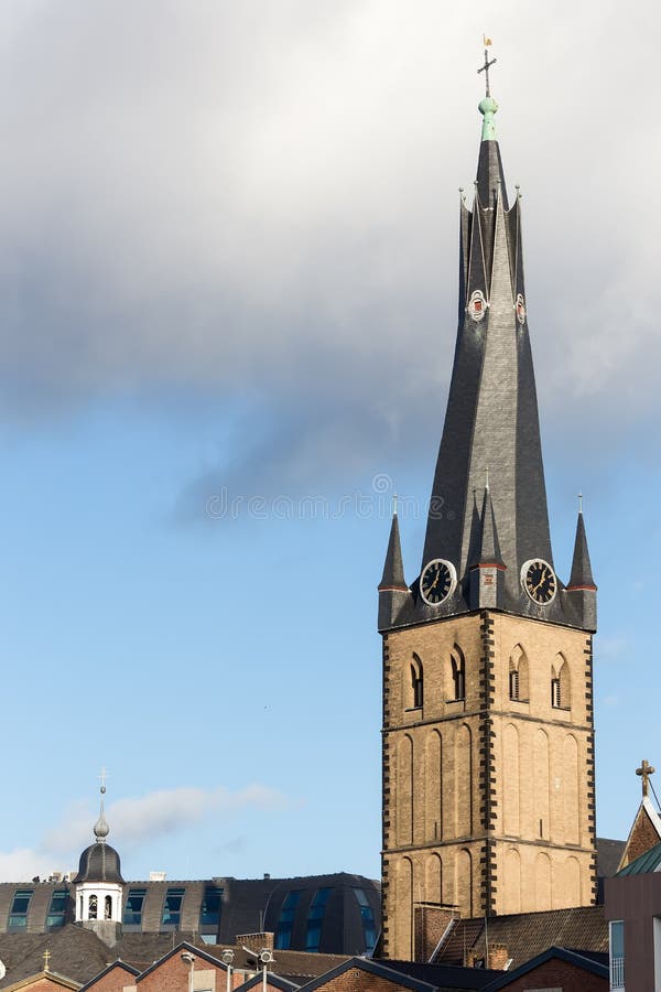 La chiesa della st Lambertus è chiesa cattolica romana a Dusseldorf ista immagini stock libere da diritti La chiesa della st Lambertus è chiesa cattolica romana a Dusseldorf ista immagini stock libere da diritti