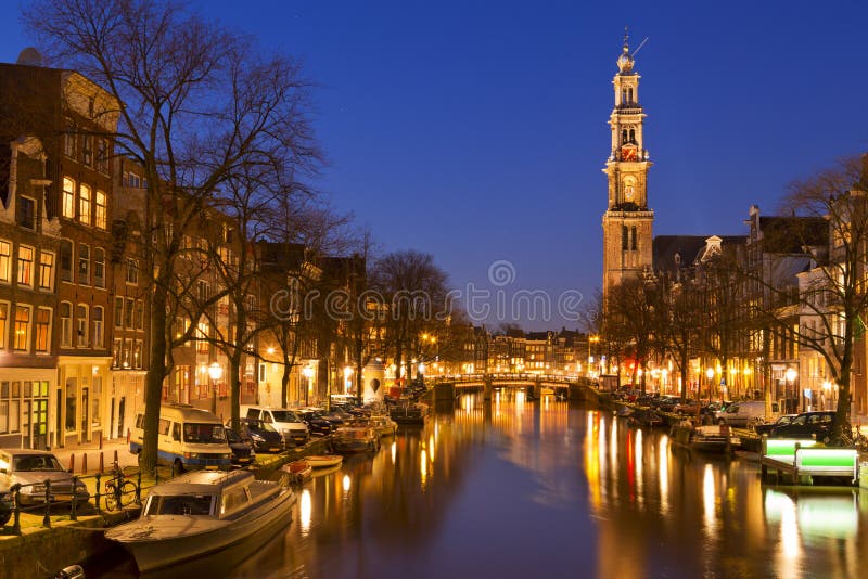 La chiesa occidentale e un canale a Amsterdam alla notte immagine stock libera da diritti La chiesa occidentale e un canale a Amsterdam alla notte immagine stock libera da diritti