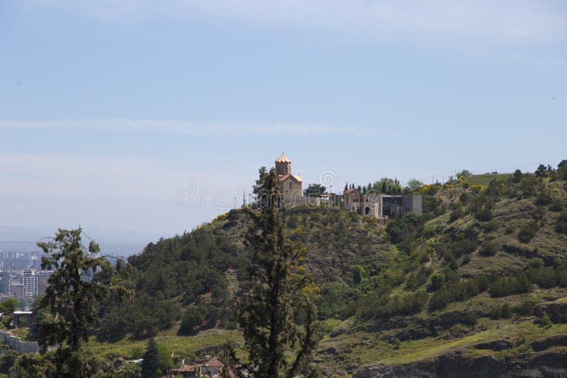 La chiesa sulla collina di Tbilisi Georgia fotografie stock La chiesa sulla collina di Tbilisi Georgia fotografie stock