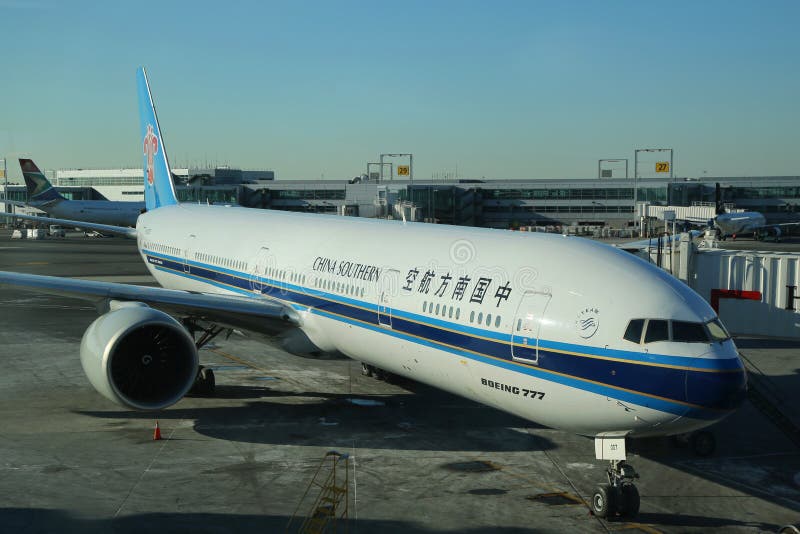 La Chine Boeing du sud 777 sur le macadam photo stock La Chine Boeing du sud 777 sur le macadam photo stock