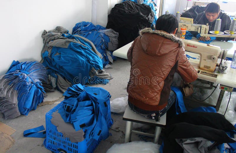LA CHINE - 15 JANVIER : Le Chinois vêtx l'usine avec des ouvrières couturières photos libres de droits LA CHINE - 15 JANVIER : Le Chinois vêtx l'usine avec des ouvrières couturières photos libres de droits