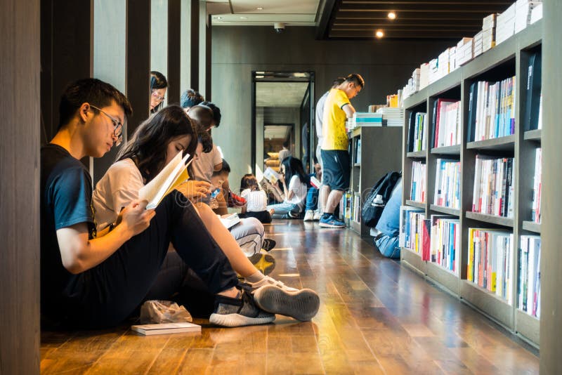 LA CHINE JUIN 2018 : Peuple chinois s'asseyant sur le livre de lecture de plancher