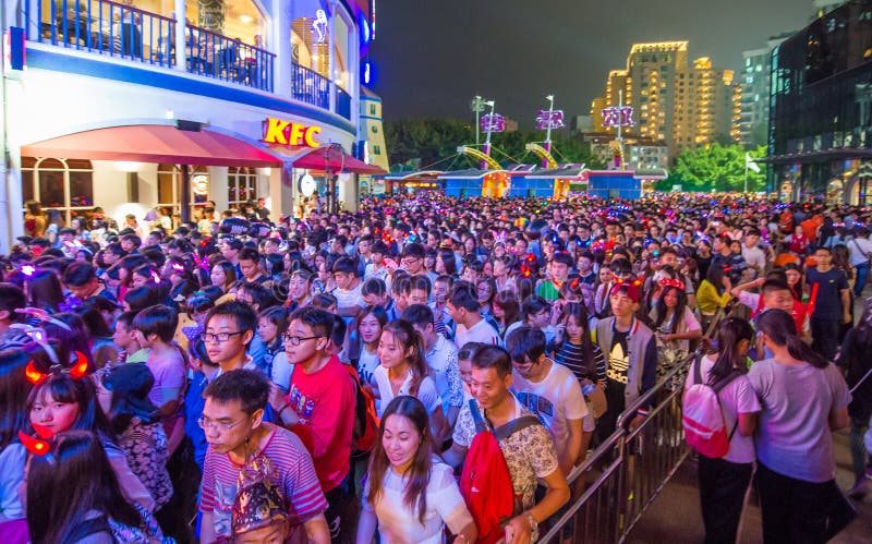 La Chine Shenzhen que beaucoup de personnes ont serré dans le parc à thème pour participer aux activités de Halloween photos libres de droits La Chine Shenzhen que beaucoup de personnes ont serré dans le parc à thème pour participer aux activités de Halloween photos libres de droits