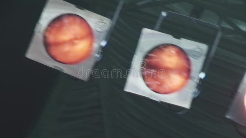 La chispa brillante colorida emite de proyectores anaranjados del club en club nocturno iluminación equipo almacen de metraje de vídeo